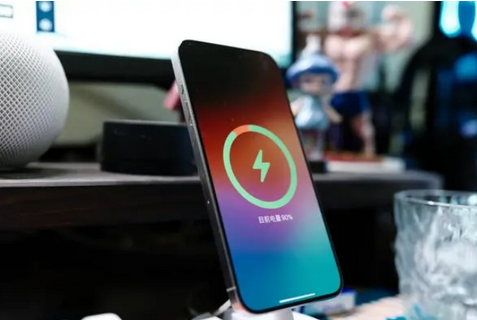 景德镇苹果15换屏服务分享用什么充电器给iPhone15充电更好 